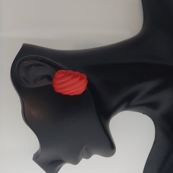E766 Vintage Trend Red Textured Acrylic Stud Earrings - Picture 5 of 9